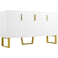 Glaenzende Oberflaechen und Metallgriffe an dem Sideboard