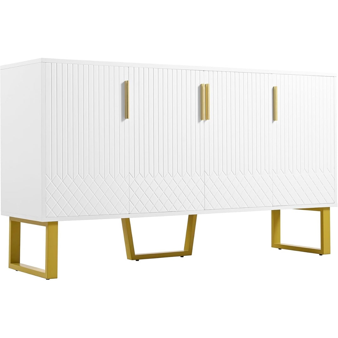 Glaenzende Oberflaechen und Metallgriffe an dem Sideboard