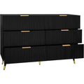 Goldfarbene Griffe und Schubladen an dem Sideboard