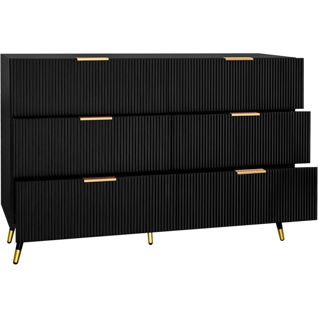 Goldfarbene Griffe und Schubladen an dem Sideboard