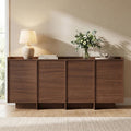 4 Tueren treffen auf eine Wandmontage an dem Sideboard