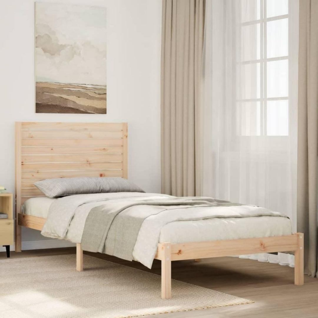Das Bettgestell nimmt mit 90 x 210 cm Gestalt an