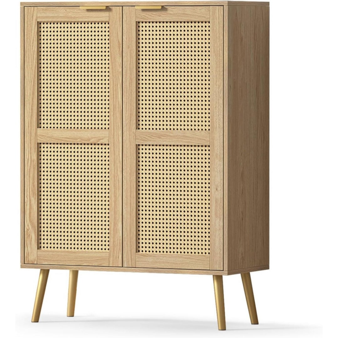 Flechtoptik trifft auf Holzoptik an dem Sideboard