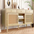 3 Schubladen und geflochtene Elemente an dem Sideboard