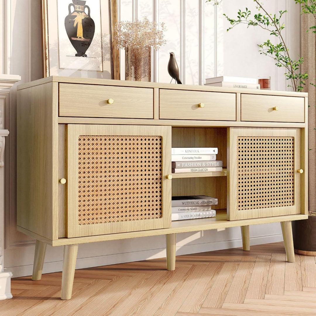 3 Schubladen und geflochtene Elemente an dem Sideboard