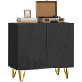Sideboard verbindet glaenzende Oberflaechen und weiche Polster
