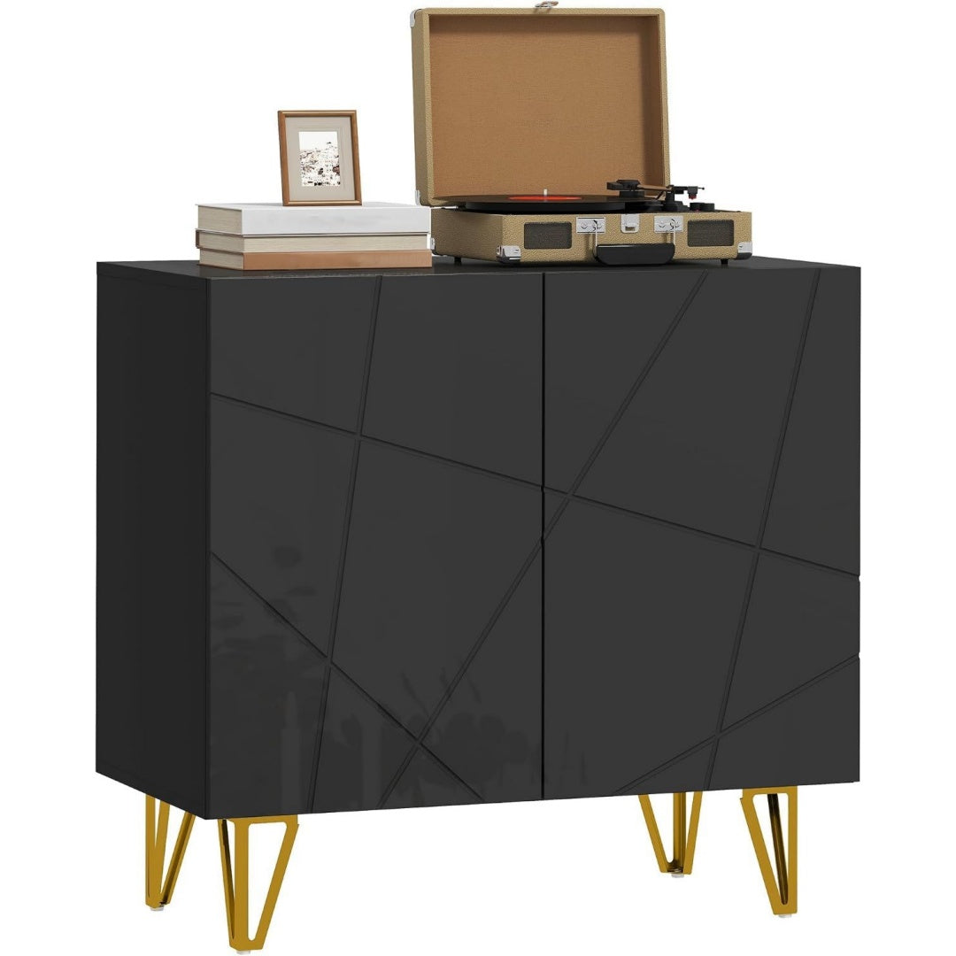 Sideboard verbindet glaenzende Oberflaechen und weiche Polster
