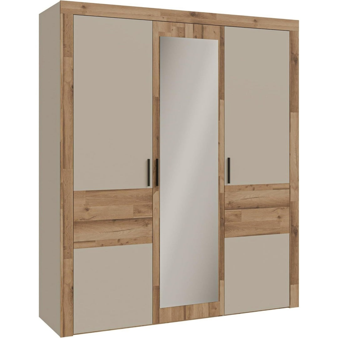 Ein Spiegel ergaenzt den Kleiderschrank
