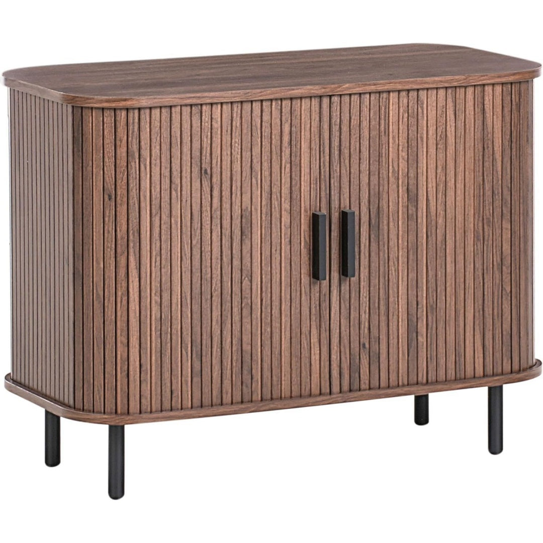 Ein Metallgestell trifft auf Schiebetueren an dem Sideboard