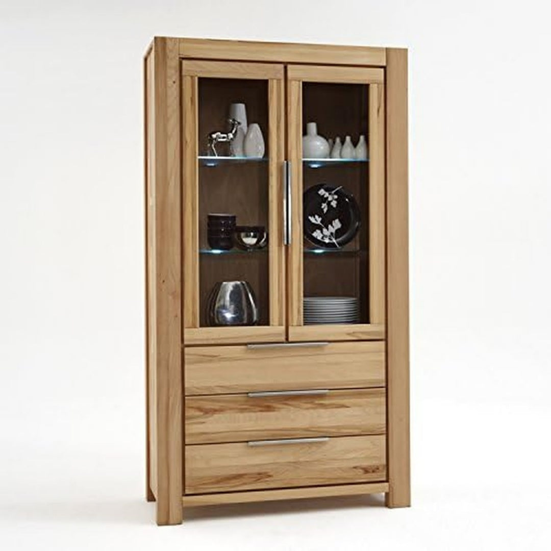 Die Vitrine setzt auf strukturierte Fronten