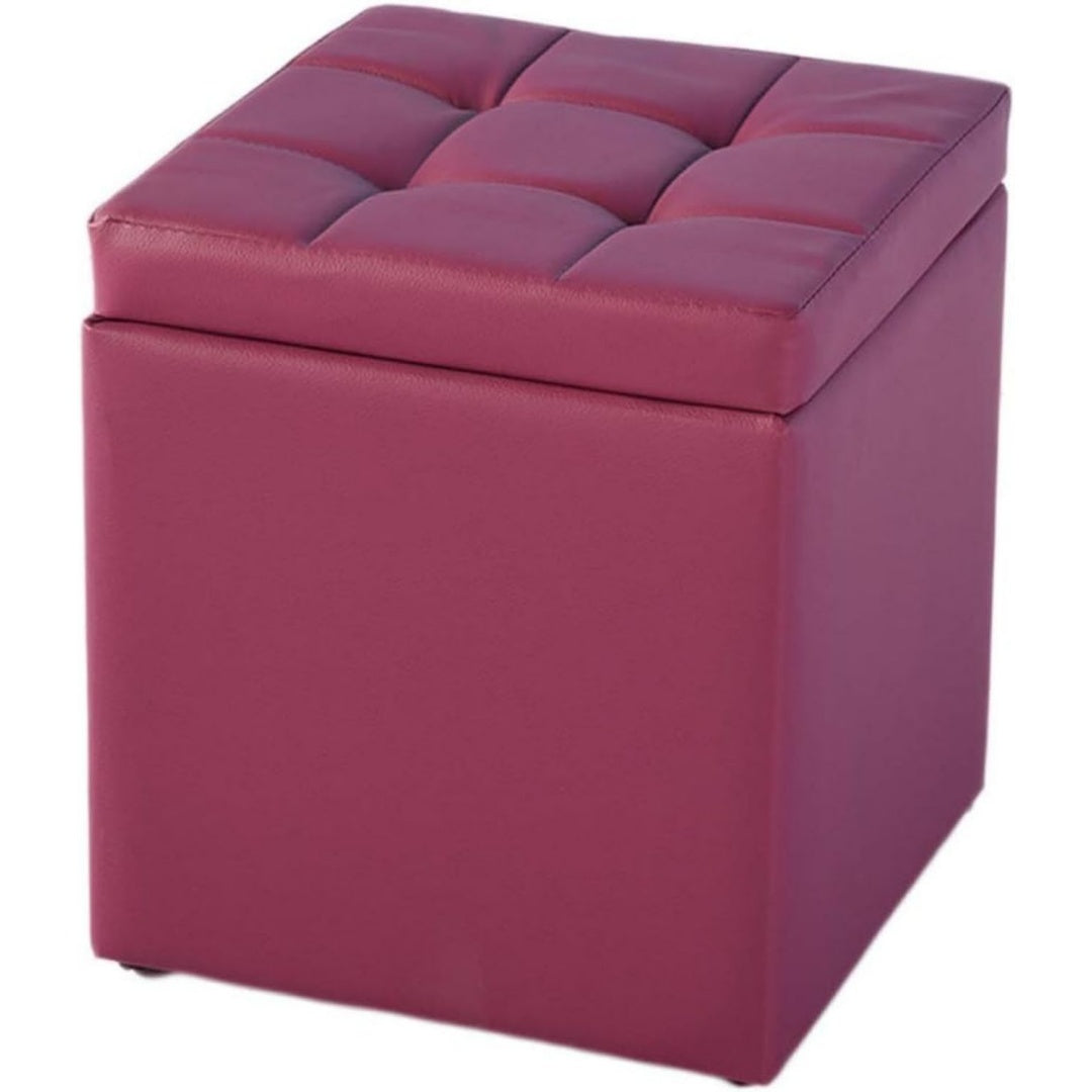 Eine Fussauflage an dem Hocker mit den Massen 30 x 30 x 35 cm