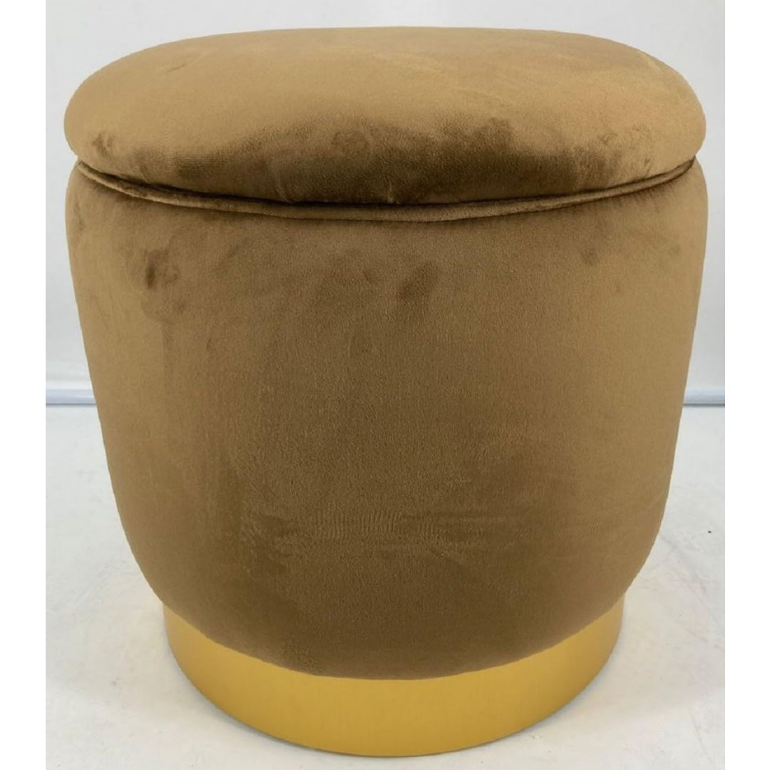 Der Hocker nimmt mit 43 cm Gestalt an