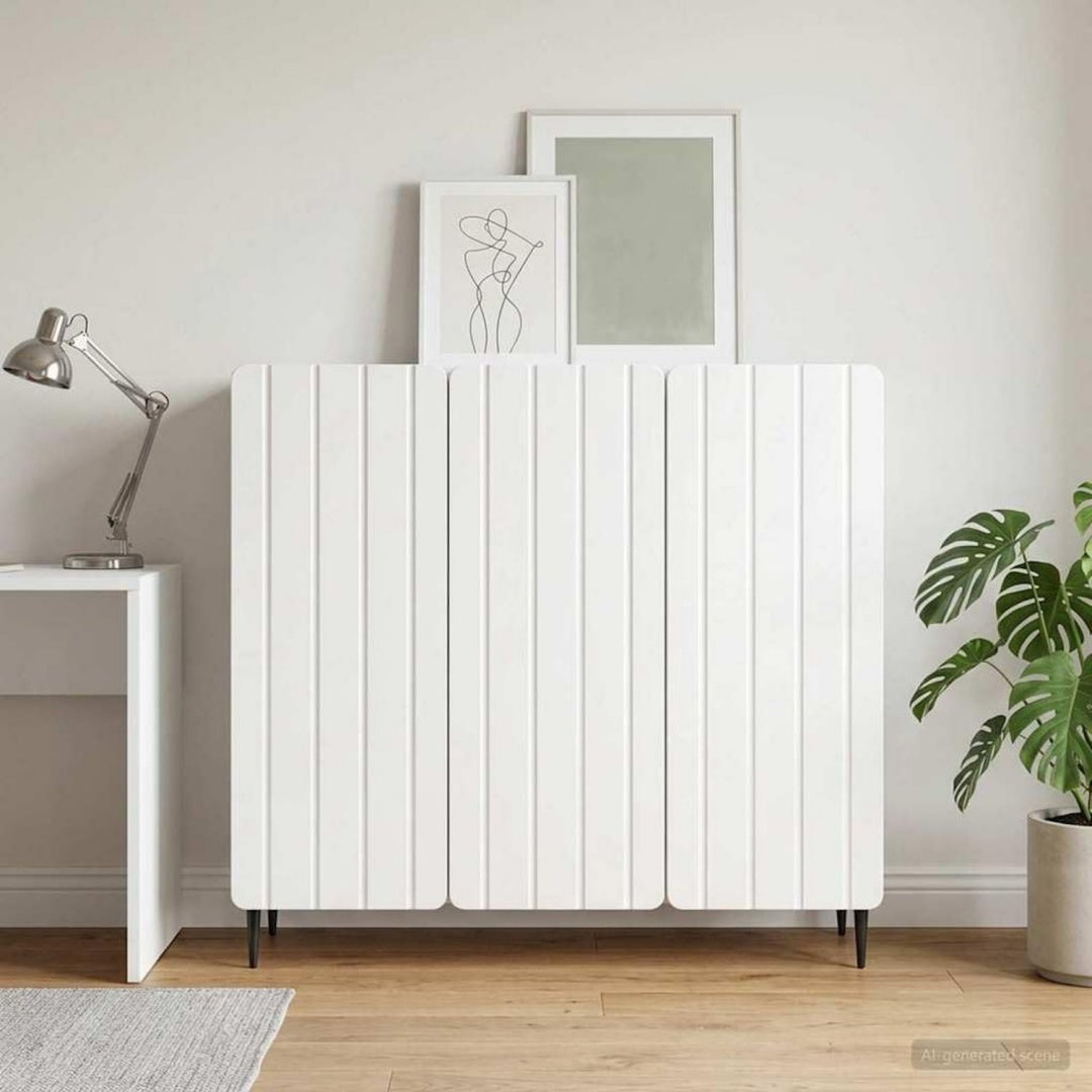Das Sideboard zeigt glaenzende Oberflaechen in Weiss