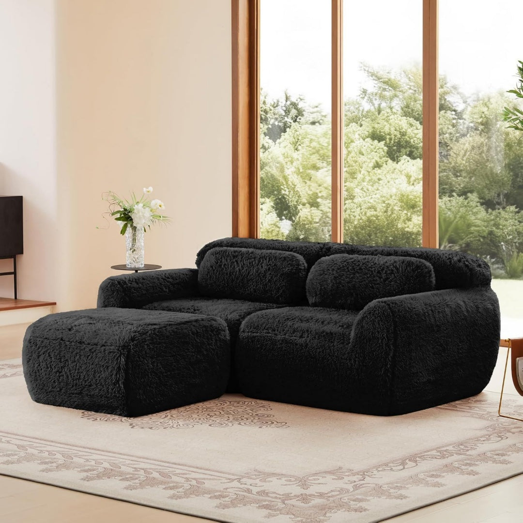Eine Schlaffunktion trifft auf eine ausziehbare Konstruktion an dem Sofa