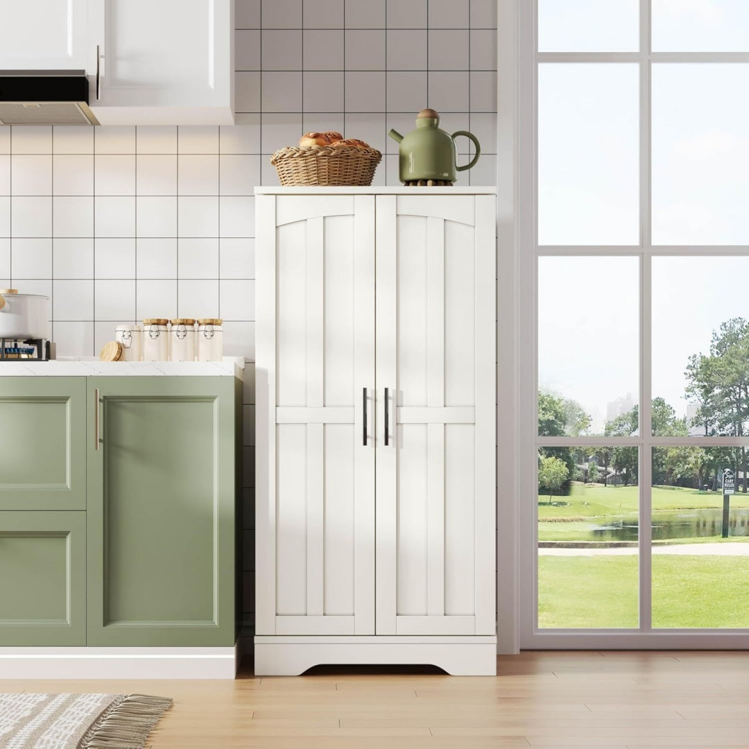 Sideboard verbindet verstellbare Ablagen und Reliefstrukturen