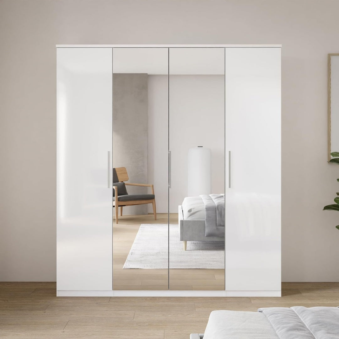 Glaenzende Oberflaechen bestimmen das Erscheinungsbild von dem Kleiderschrank